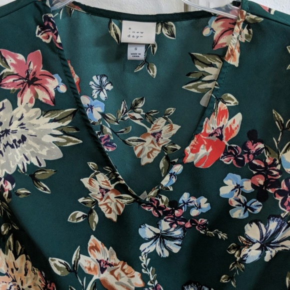 Green floral sleeveless blouse - Picture 2 of 4